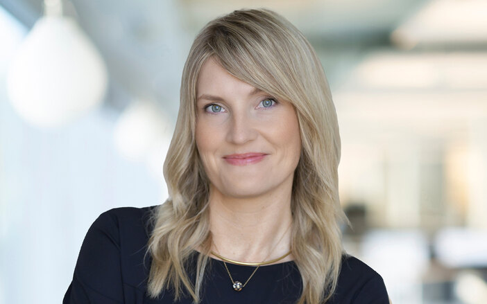 Holly Dezinski Headshot