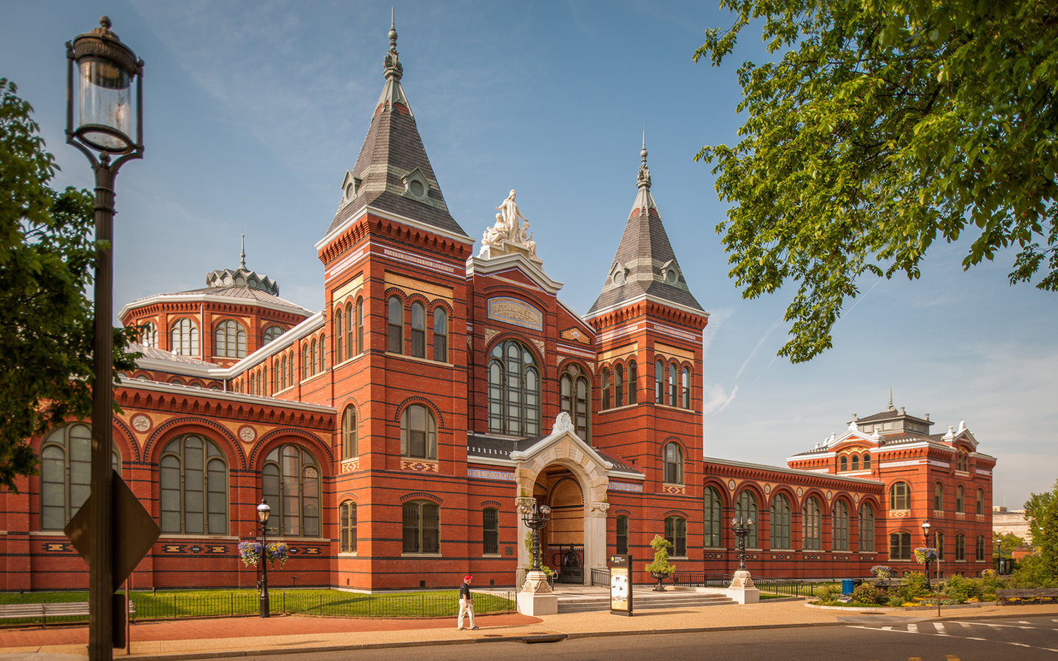 Smithsonian institution museums. Смитсоновский институт в Вашингтоне. Смитсоновский институт музей. Здание Смитсоновского института. Здание музея Смитсоновского института.